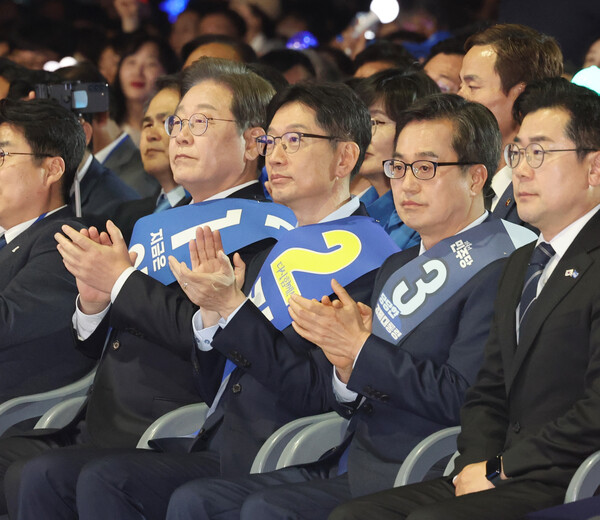 더불어민주당 대선 경선 후보들이 20일 울산시 울주군 울산전시컨벤션센터에서 열린 '제21대 대통령선거 후보자 선출을 위한 영남권 합동연설회'에서 손뼉을 치고 있다.  왼쪽부터 이재명, 김경수, 김동연 후보.2025.4.20. 연합뉴스