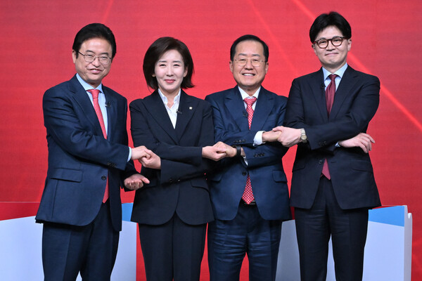 20일 서울 강서구 ASSA아트홀에서 열린 국민의힘 제21대 대통령 후보자 1차 경선 조별 토론회에서 B조 후보들이 시작 전 기념 촬영을 하고 있다. 왼쪽부터 이철우·나경원·홍준표·한동훈 후보. 2025.4.20. 연합뉴스