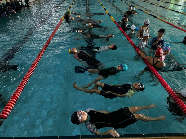 정립회관 수영센터에서 열린 생존수영 실기수업. 정립회관 제공