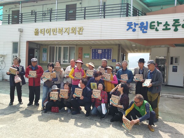 어촌체험, 로컬푸드, 테마굿즈 등 ‘문화적인 것’으로 먹고사는 율티마을공동체를 위해 ‘마을시민’으로 거듭 나는 공부와 훈련을 하고 있는 율티마을주민들이 문화공방에서 배워서 만든 ‘우해이어보마을 그림문패’ 수여식