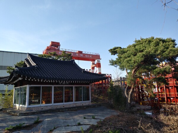 율티공단 옆 끝섬 위 大觀亭(대관정). 일제가 1920년 조선의 교육정책을 말살하려 웅천향교와 진해향교를 훼철해 창원향교로 흡수 통합, 삼진지역 48개 문중의 ‘마을주민’들이 明倫契(명륜계)를 조직해 명륜당 대신 설립