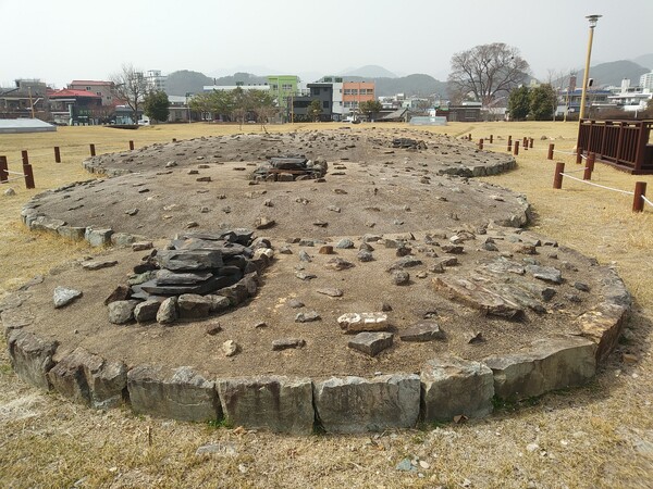 진동면 선사유적지 석관묘. 율티마을을 비롯한 인근 진동면 지역에는 청동기시대부터 사람들이 정착해 마을을 크게 이루고 살았다.
