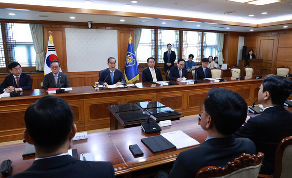 한덕수 대통령 권한대행 국무총리가 21일 정부서울청사에서 열린 경제안보전략 태스크포스(TF) 회의를 주재하고 있다. 2025.4.21. 연합뉴스