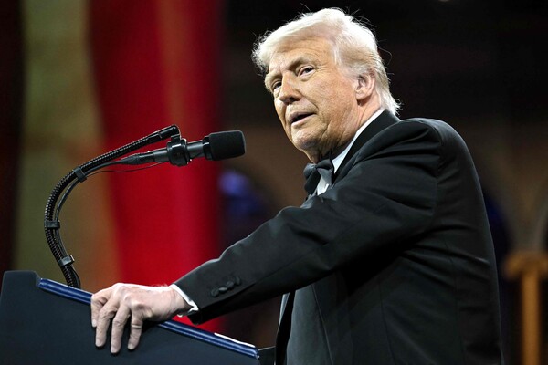 도널드 트럼프 미국 대통령이 8일 워싱턴D.C. 내셔널 빌딩 뮤지엄에서 공화당의회위원회(NRCC) 주최의 '대통령 만찬'에서 연설하고 있다. 2025. 04. 08 [AFP=연합뉴스]