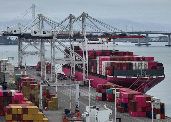 미국 캘리포니아주 오클랜드항에 적방된 컨테이너 선박. 2025. 04. 18 [게티이미지=AFP=연합뉴스]