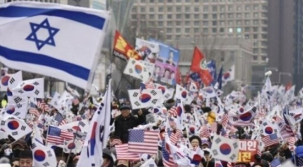 윤석열 대통령 지지자들이 태극기와 성조기에 이스라엘 국기까지 들고 나와 흔들고 있다.