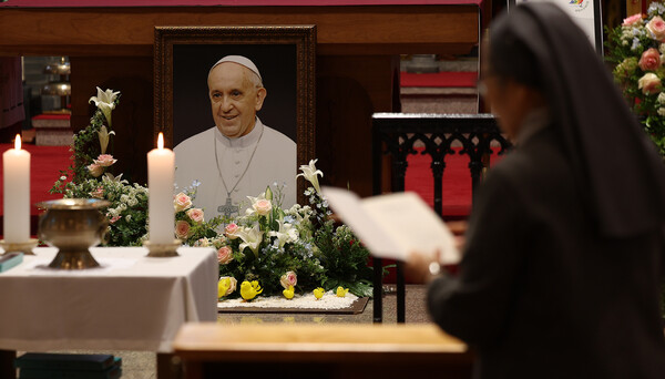 프란치스코 교황의 분향소가 마련된 대구 중구 주교좌 계산대성당에서 수녀와 신자들이 위령기도를 하고 있다. 2025.4.22. 연합뉴스