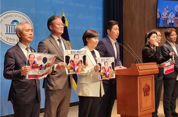 민주당 명태균 게이트 진상조사단(단장 서영교)은 22일 국회에서 기자회견을 열고 "홍준표 전 시장의 여론조사비 대납 의혹과 관련한 핵심인물인 최용휘 씨가 14일 항공편을 통해 출국해 현재 말레이시아에 머무르고 있다고 한다"며, 관련 인물들의 출국금지를 촉구했다. 2025.4.22. 민주당 명태균 게이트 진상조사단 제공