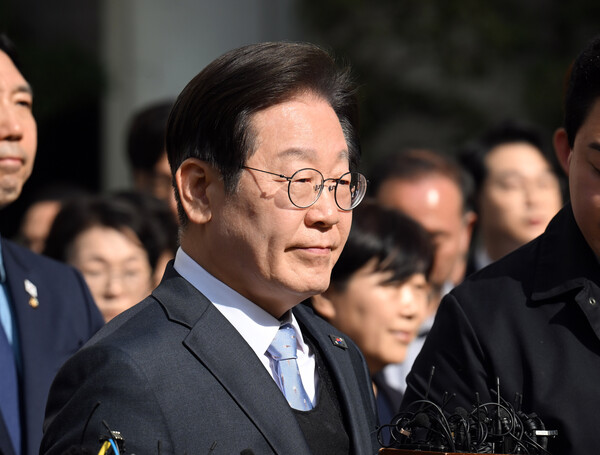 더불어민주당 이재명 대표가 26일 서울 서초구 서울고등법원에서 열린 공직선거법 위반 항소심에서 무죄를 선고받은 뒤 법정을 나서고 있다. 2025.3.26 [사진공동취재단] 연합뉴스