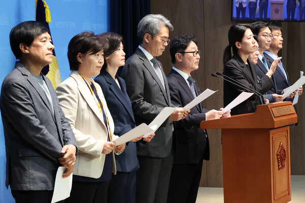 더불어민주당과 조국혁신당의 국회 법제사법위원회 위원들이 8일 서울 여의도 국회 소통관에서 한덕수 대통령 권한대행 국무총리의 헌법재판관 지명 철회를 촉구하는 기자회견을 하고 있다. 왼쪽부터 더불어민주당 이성윤·서영교 의원, 조국혁신당 박은정 의원, 더불어민주당 김기표·박범계·박희승·장경태·박균택 의원. 2025.4.8 연합뉴스