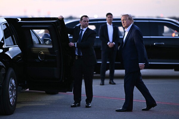 도널드 트럼프 미국 대통령이 4월 11일 플로리다주 웨스트 팜 비치에 있는 팜 비치 국제공항에 도착해 차량에 탑승하기 위해 걸어가고 있다. 트럼프 대통령은 자신의 마라라고 리조트에서 주말을 보내기 위해 팜 비치로 향하고 있다.  2025.4.11. AFP 연합뉴스