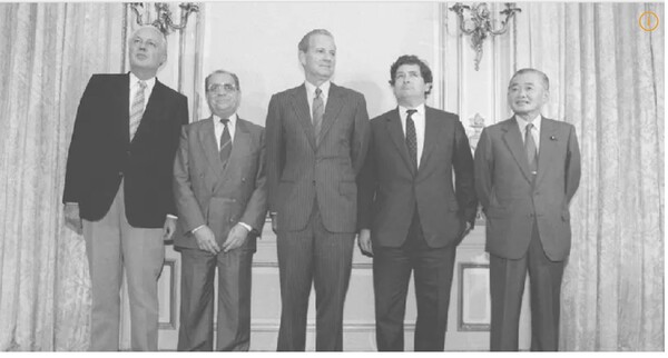 1985년 9월 22일 뉴욕 플라자호텔에 모인 미국 일본 독일 영국 프랑스 재무장관들. 중앙이 제임스 베이커 장관, 맨 오른쪽이 다케시타 노보루 대장성 대신.   나무위키