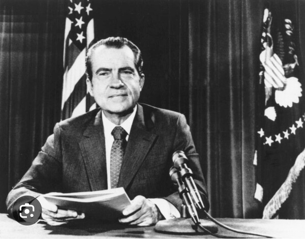 1971년 8월 15일 미국 달러와 금 태환 정지 조치('닉슨 쇼크')를 발표하는 리처드 닉슨 미국 대통령. Yale Insights