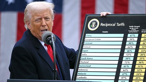 도널드 트럼프 미국 대통령이 4월 2일 백악관에서 열린 "미국을 다시 부유하게" 행사에서 각국별 관세율을 표시한 차트를 들고 상호관세에 대한 연설을 하고 있다. 2025.4.2. AFP 연합뉴스