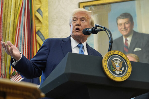 도널드 트럼프 미국 대통령이 22일 백악관 집무실에서 폴 앳킨스 증권거래위원회(SEC) 위원장 임명식에서 발언하고 있다. 2025. 04. 22 [AP=연합뉴스]