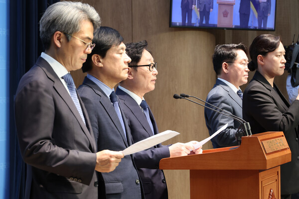 더불어민주당 소속 국회 법제사법위원회 위원들이 23일 서울 여의도 국회 소통관에서 이재명 전 대표의 공직선거법 사건의 대법원 전원합의체 심리와 관련해 입장을 밝히고 있다. 왼쪽부터 더불어민주당 김기표·이성윤·박범계·박희승 의원. 2025.4.23. 연합뉴스