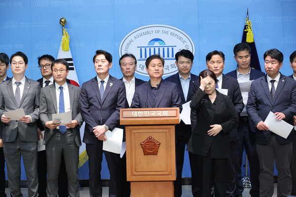 더불어민주당 전정권정치탄압대책위원회 위원들이 24일 서울 여의도 국회 소통관에서 문재인 전 대통령 기소 관련 긴급 기자회견을 하고 있다. 2025.4.24. 연합뉴스