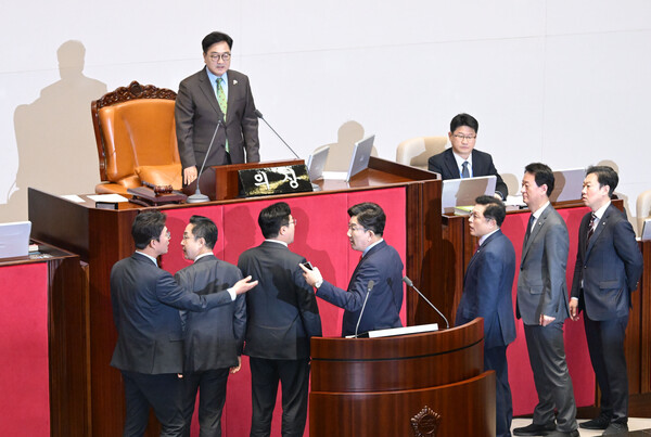 우원식 국회의장이 24일 국회 본회의에서 한덕수 대통령 권한대행 국무총리의 추가경정예산안 시정연설 뒤 한 권한대행에 대한 발언을 하자 국민의힘 권성동 원내대표가 연단 앞으로 나와 우 의장에게 항의하고 있다. 2025.4.24. 연합뉴스