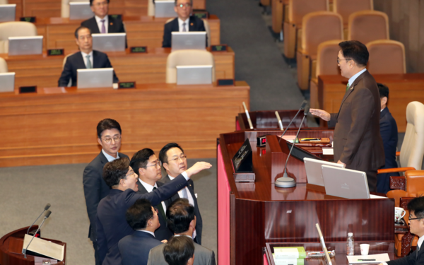 국민의힘 권성동 원내대표 등이 24일 국회 본회의장에서 한덕수 대통령 권한대행 국무총리의 시정연설 후 발언하는 우원식 국회의장에게 항의하고 있다. 2025.4.24. 연합뉴스