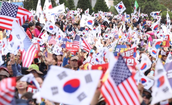 문재인 정부 시절인 지난 2019년 10월 9일 오후 서울 광화문광장 일대에서 태극기와 성조기를 든 극우 세력들이 '조국 법무부 장관 사퇴 촉구'를 외치며 집회를 열었다. 언론은 이를 '범보수단체 집회'라고 포장했다. 연합뉴스