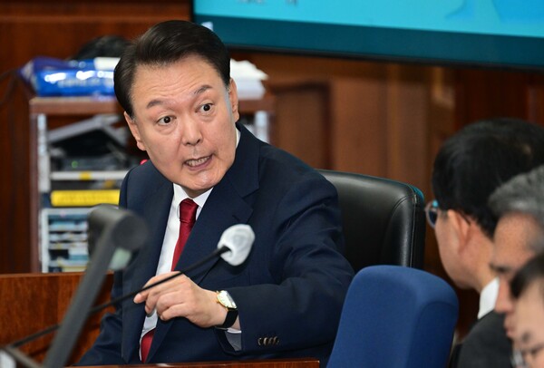 윤석열 전 대통령이 21일 서울 서초구 서울중앙지법에서 열린 내란 우두머리 혐의 형사재판 2차 공판에서 변호인단과 대화하고 있다. 2025.4.21 [사진공동취재단] 연합뉴스