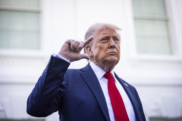 도널드 트럼프 미국 대통령이 4월 23일 워싱턴 D.C. 노스론에 깜짝 등장하여 깃대 설치 장소를 점검했다고 밝힌 후 기자들에게 간략하게 발언하고 있다. 트럼프 대통령은 관세와 교황 장례식 참석을 위한 로마 방문에 대해서도 언급했다. 2025.4.23. EPA 연합뉴스