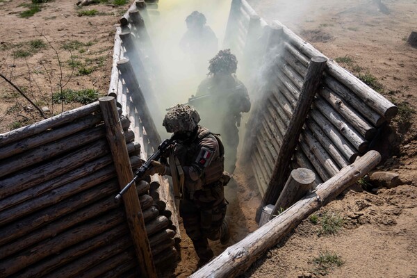 프랑스 군인들이 2025년 4월 25일 폴란드의 비밀 장소에 있는 군사 훈련장에서 우크라이나 군인들과 함께 군사 훈련에 참여하고 있다.2025.4.25. AFP 연합뉴스