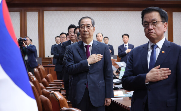 한덕수 대통령 권한대행 국무총리가 14일 정부서울청사에서 열린 국무회의에서 국기에 경례하고 있다. 2025.4.14 [대통령실통신사진기자단] 연합뉴스