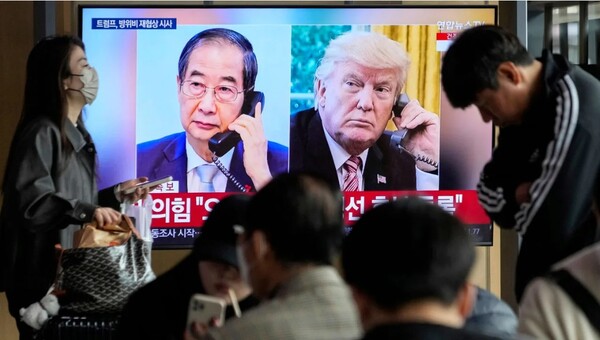 한덕수 대통령 권한대행와 도널드 트럼프 미국 대통령의 전화 통화 이미지. AP  이코노미스트 4월 27일