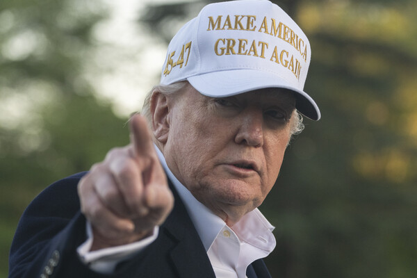 '마가' 모자를 쓴 도널드 트럼프 대통령이 4월 27일, 전용기 '마린 원'을 타고 워싱턴 백악관에 도착한 뒤 포즈를 취했다. 2025.4.27. AP 연합뉴스