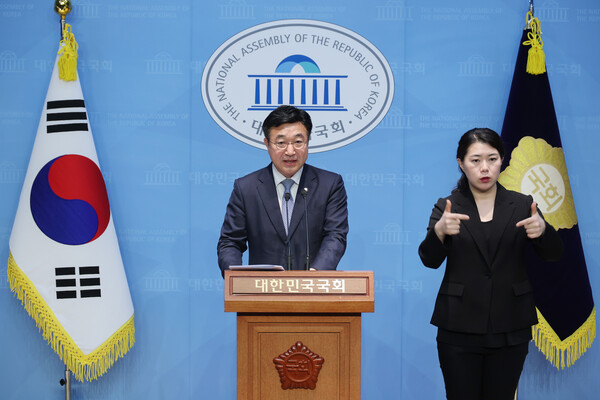 18일 서울 여의도 국회 소통관에서 윤호중 선대위원장이 더불어민주당 이재명 대선 경선 후보의 공약 관련 브리핑을 하고 있다. 2025.4.18. 연합뉴스