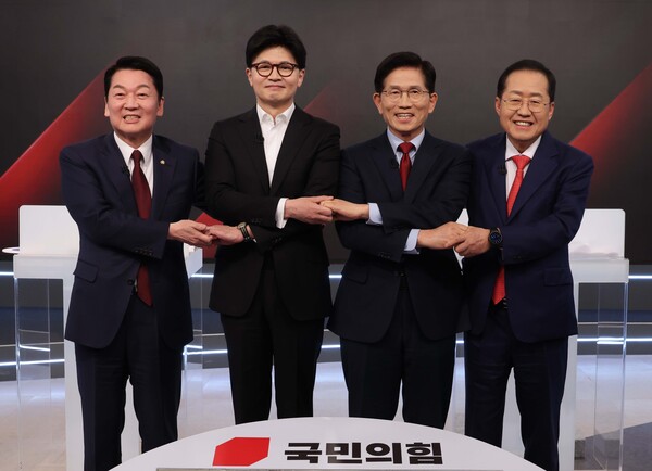 26일 서울 중구 매경미디어센터에서 열린 국민의힘 대통령 선거 제2차 경선 후보자 토론회에서 경선 후보들이 토론에 앞서 기념 촬영을 하고 있다. 왼쪽부터 안철수, 한동훈, 김문수, 홍준표 경선 후보. 2025.4.26 [국회사진기자단] 연합뉴스
