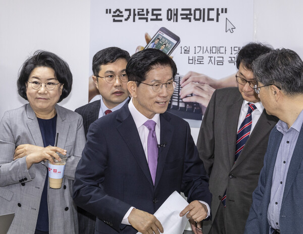 김문수 국민의힘 대선 경선 후보가 28일 서울 여의도 자신의 캠프 사무실에서 열린 정책공약 발표 기자회견에 입장하고 있다. 2025.4.28. 연합뉴스