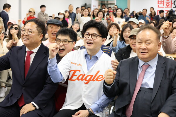 국민의힘 한동훈 대선 경선 후보가 28일 오전 국민의힘 대전시당을 찾아 당원 간담회를 마친 뒤 기념사진을 찍고 있다. 2025.4.28. 연합뉴스