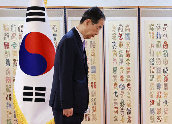 한덕수 대통령 권한대행 국무총리가 29일 정부서울청사에서 열린 재외공관장 신임장 수여식에 참석해 인사하고 있다. 2025.4.29 연합뉴스