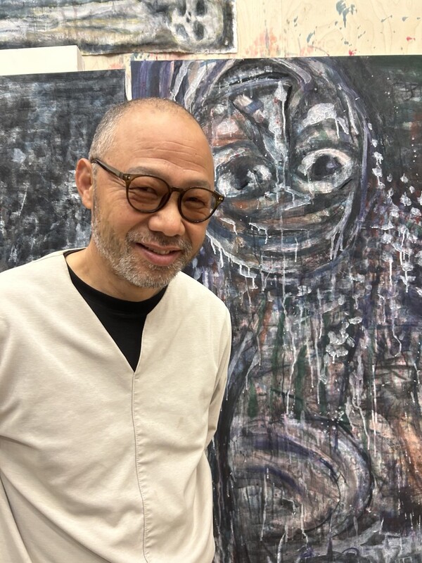 판각 틈틈이 완성한 한국화 '미치광이' 시리즈 앞에 선 작가. 