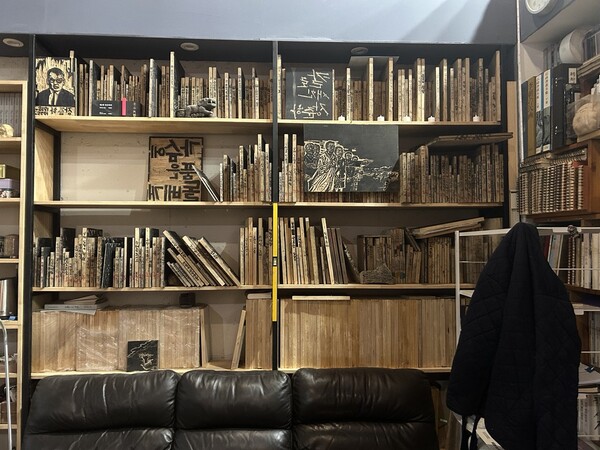 판화 원판이 가득 꽂힌 작업실 붙박이장.