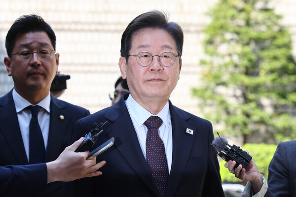 더불어민주당 이재명 대선 후보가 29일 서울 서초구 서울중앙지방법원에서 열린 '대장동 배임ㆍ성남FC 뇌물' 1심 속행 공판에 출석하고 있다. 2025.4.29 연합뉴스