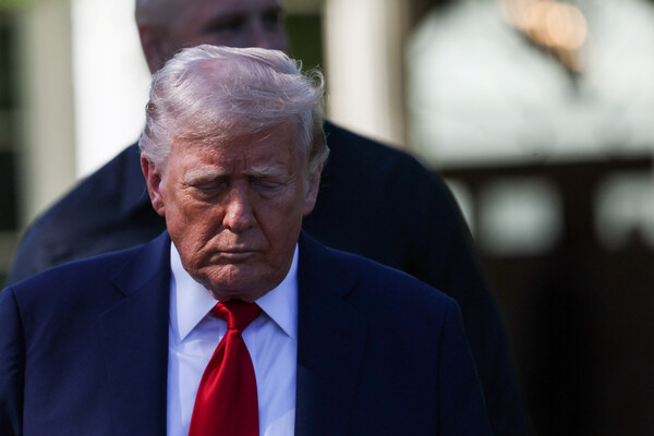 도널드 트럼프 미국 대통령이 4월 28일 워싱턴 D.C. 백악관 남쪽 잔디밭에서 제59회 슈퍼볼 우승팀이자 NFL 챔피언인 필라델피아 이글스를 맞이하기 위해 걸어가고 있다. 2025.4.28. 로이터 연합뉴스