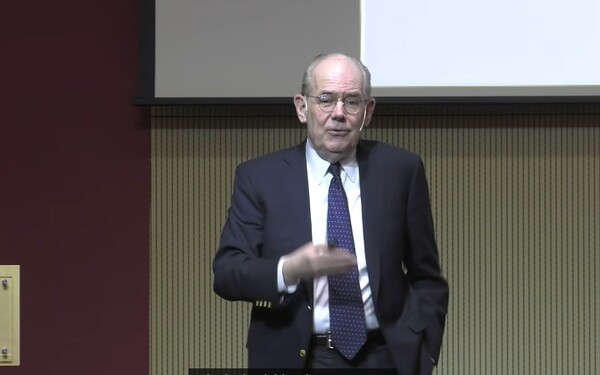 강연 중인 현실주의 국제정치학자 존 미어샤이머 교수.   나무위키