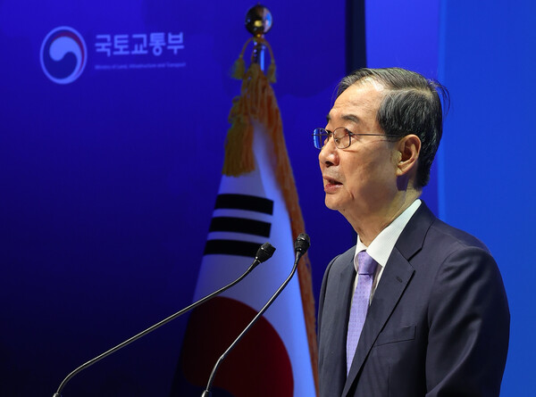 한덕수 대통령 권한대행 국무총리가 29일 오후 서울 강남구 건설회관에서 열린 '해외건설 1조 달러 수주 및 60주년 기념식'에서 격려사를 하고 있다. 2025.4.29. 연합뉴스