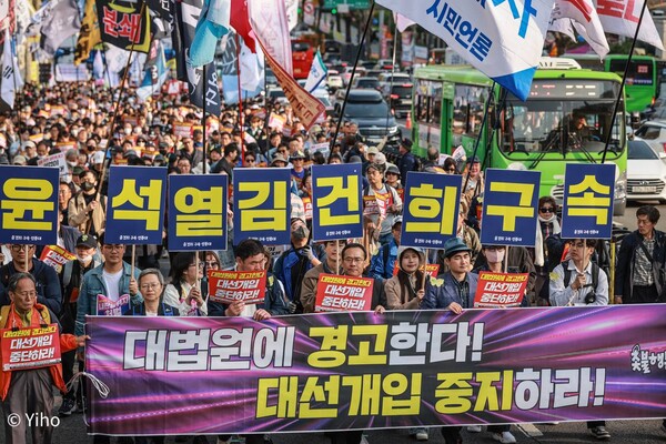 26일 서울 서초구 대법원 인근(서초역 7번 출구 앞)에서 열린 137차 긴급 전국집중 촛불대행진에 참가한 시민들이 윤석열 사저가 있는 아크로비스타 방면으로 행진하고 있다. 2025.4.26. 사진 이호 작가