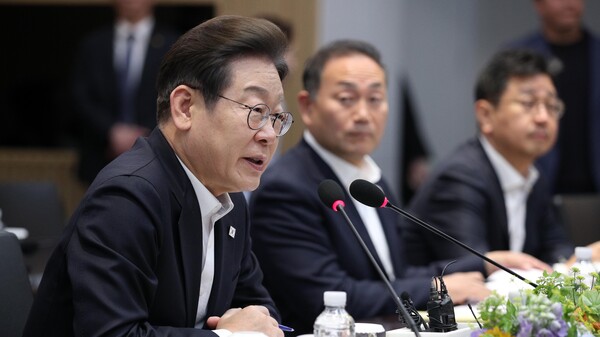 더불어민주당 이재명 대선 후보가 28일 경기도 이천시 SK하이닉스 이천캠퍼스에서 열린 AI 메모리반도체 기업간담회에서 인사말을 하고 있다. 2025.4.28 [국회사진기자단] 연합뉴스