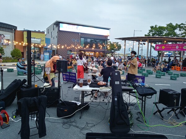 영암군 지역축제에서 공연하는 버스킹그룹 ‘어디든프로젝트’