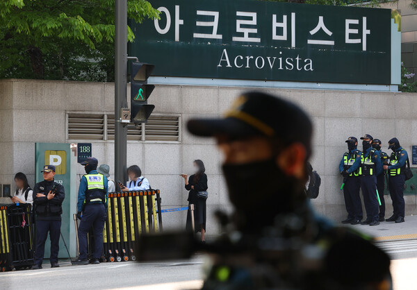 윤석열 전 대통령 부부와 건진법사 전성배 씨 사이의 각종 의혹을 수사 중인 검찰이 윤 전 대통령의 사저에 대해 압수수색에 들어간 30일 서울 서초구 아크로비스타 앞에서 경찰들이 근무를 서고 있다. 2025.4.30. 연합뉴스