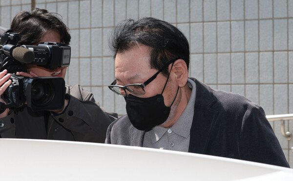 2018년 지방선거 당시 불법 정치자금을 수수한 혐의로 기소된 무속인 '건진법사' 전성배 씨가 7일 서울 양천구 남부지방법원에서 열린 불법 정치자금 수수 의혹 관련 재판을 마친 뒤 법원 청사를 나와 차량에 탑승하고 있다. 2025.4.7. 연합뉴스