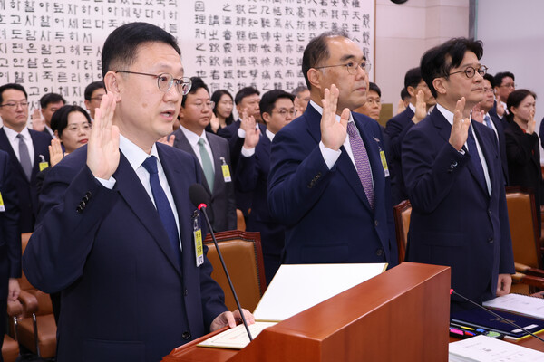 박세현 서울고검장(왼쪽부터)과 신응석 서울남부지검장, 이창수 서울중앙지검장이 18일 오전 국회 법제사법위원회의 서울고검, 수원고검, 서울중앙지검 등에 대한 국정감사에서 증인선서를 하고 있다. 2024.10.18. 연합뉴스