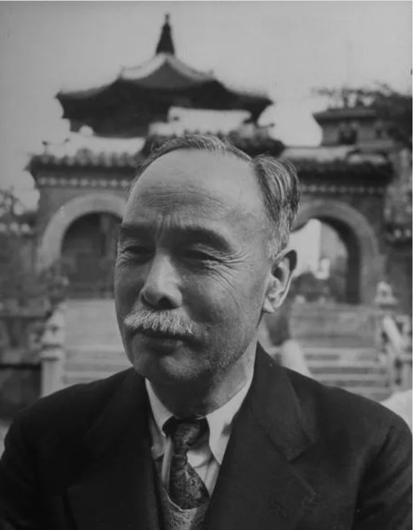 1947년 5월, 서울 원구단 앞에 선 몽양 여운형.   나무위키 