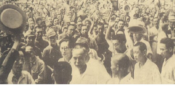 1945년 8월 16일, 일제 패망 발표 다음날 서울 휘문고보에 몽양의 연설을 듣기 위해 모여든 군중과 몽양. 위키백과