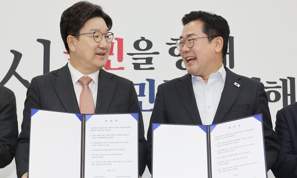 1일 서울 여의도 국회에서 더불어민주당 박찬대 당대표 직무대행 겸 원내대표(오른쪽)와 국민의힘 권성동 원내대표가 추경안 합의문에 서명한 뒤 미소짓고 있다. 2025.5.1. 연합뉴스